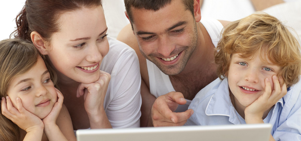 Młoda rodzina zagląda do laptopa