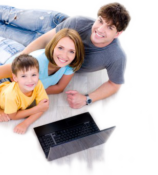 Rodzina wielopokoleniowa, dziadkowie, rodzice i dzieci przed laptopem prowadzą wideokonferencję